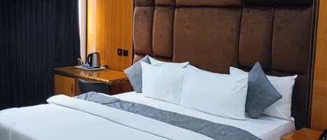 Deluxe Room, Courtyard View | Laptop workspace, free WiFi