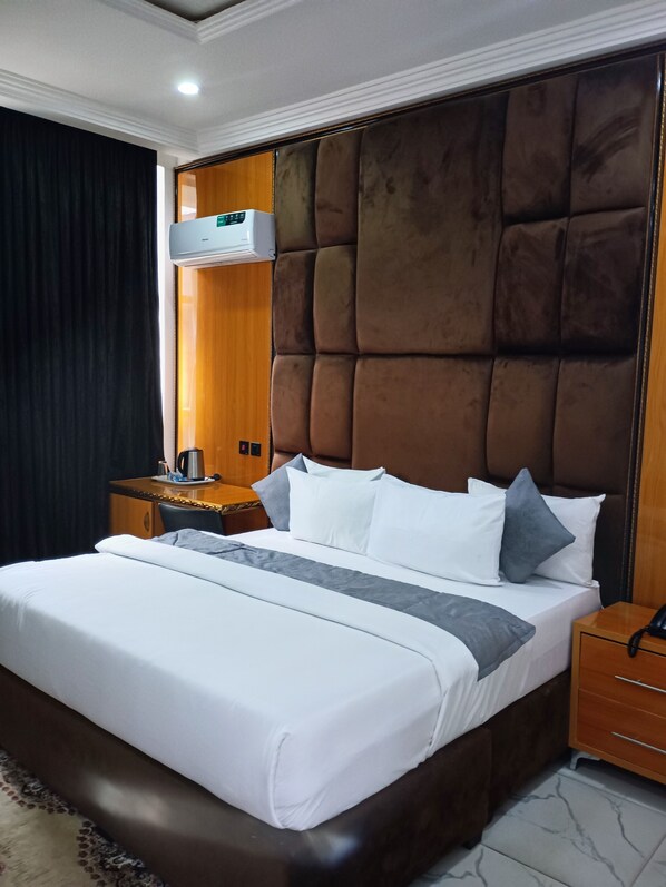 Deluxe Room, Courtyard View | Laptop workspace, free WiFi