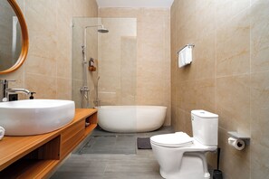 Exclusive-Villa, 2 Schlafzimmer, eigener Pool | Badezimmer | Regendusche, Haartrockner, Bidet, Handtücher