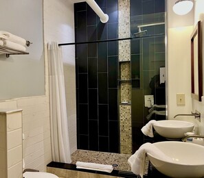 Haartrockner, Handtücher, Seife, Toilettenpapier