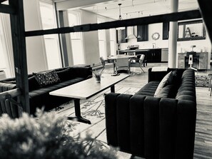 TV - 2 Bedroom Modern Loft in Heart of Downtown Medina with Elevator (Medina)