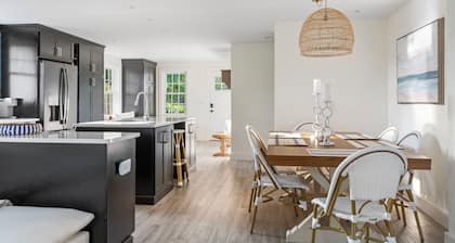 Charming Cottage on Freshwater Pond in Charlestown