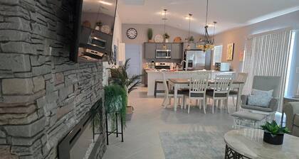 Beautiful, well appointed, 3-bed house in DeLuna - 2 Kings!