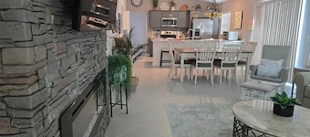 Beautiful, well appointed, 3-bed house in DeLuna - 2 Kings!