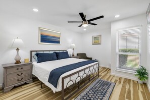 3 Schlafzimmer, Schreibtisch, Bügeleisen/Bügelbrett, Reisekinderbett