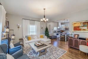 Smart TV, chimenea, libros, biblioteca de música