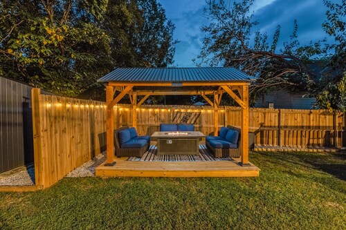 Welcoming cottage in charming Greenville, just minutes from Downtown.