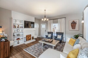 TV connectée, livres, médiathèque, chaîne hi-fi