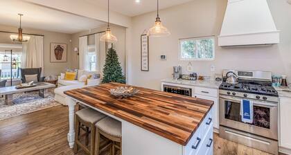 Charming Cottage • 7 Min to Downtown Greenville • Near Prisma Health • Parking