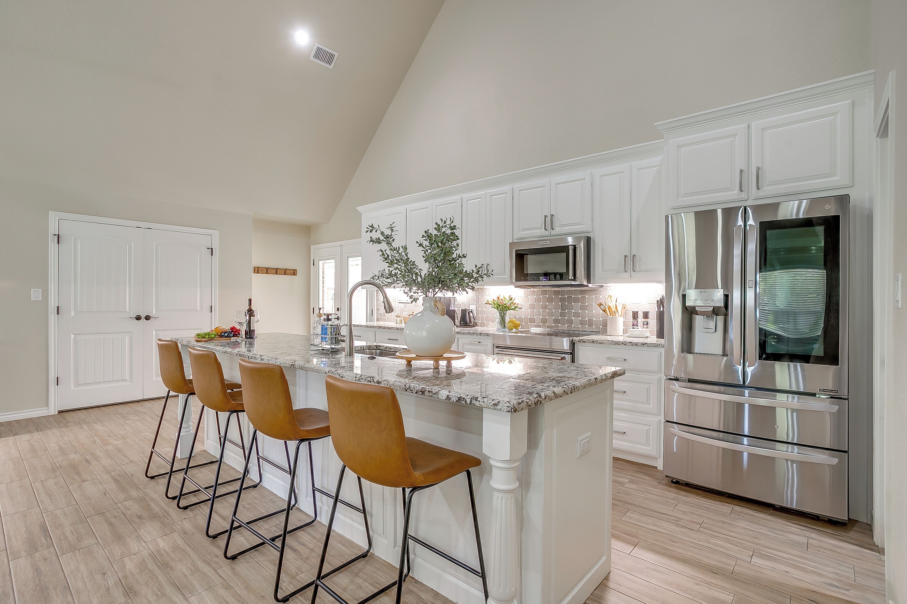 Réfrigérateur, four à micro-ondes, un four, surface de cuisson