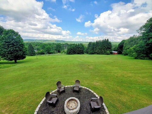 Charming estate with large rooms and AC in quaint Cortland