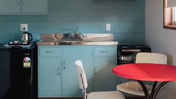 Suite Standard, 1 chambre, patio | Cuisine privée | Batterie de cuisine, vaisselle et ustensiles