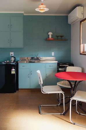 Standard Suite, 1 Bedroom, Patio | Private kitchen | Cookware/dishes/utensils