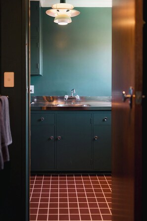 Standard Studio, 1 Queen Bed | Private kitchen | Cookware/dishes/utensils