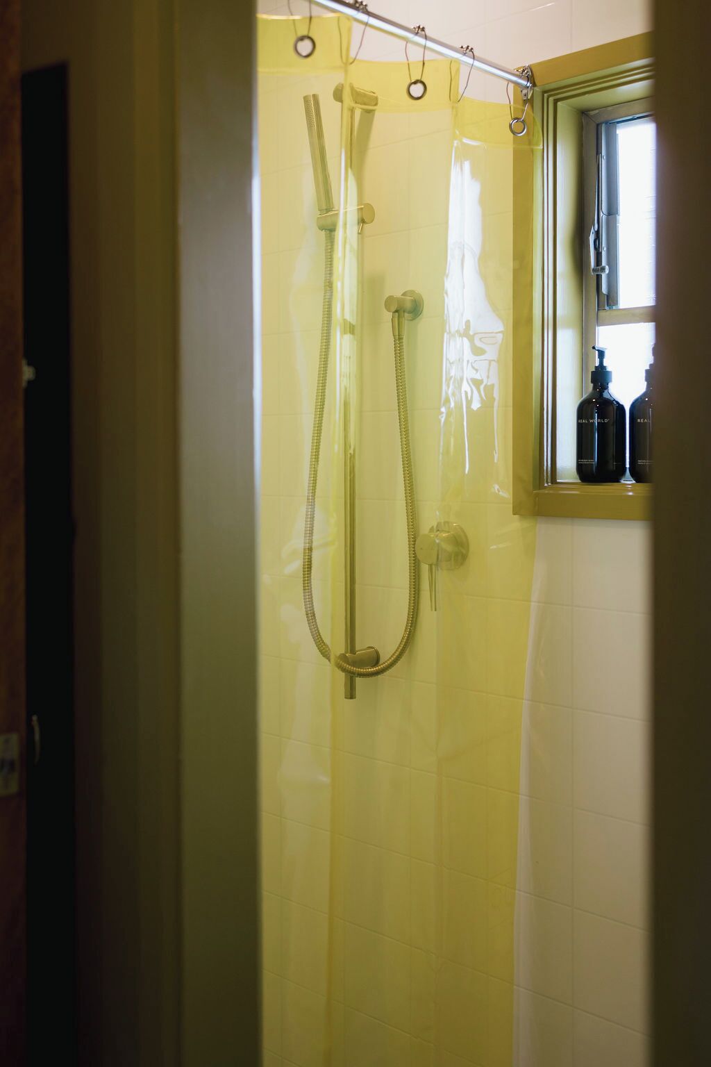 Apartamento, 1 habitación | Baño | Ducha, artículos de higiene personal gratuitos, toallas y jabón