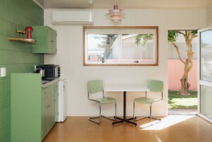 尊荣套房, 1 间卧室, 露台, 池畔 | 私人厨房 | 厨具/餐具