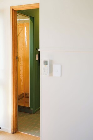 Suite Premium, 1 chambre, patio, en bord de piscine | Salle de bain