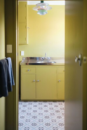 Apartment, 1 Bedroom | Private kitchenette | Cookware/dishes/utensils