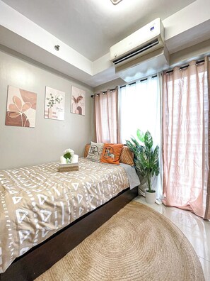 1 chambre, fer et planche à repasser