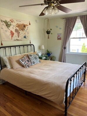 4 bedrooms, iron/ironing board, WiFi, bed sheets