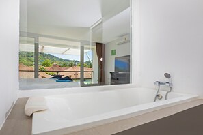 Douche, sèche-cheveux, bidet, serviettes fournies