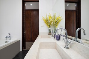 Douche, sèche-cheveux, bidet, serviettes fournies