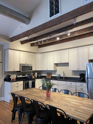 Køleskab, mikrobølgeovn, ovn, kogeplade