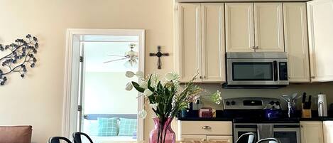 Frigorífico, microondas, horno y placa de cocina