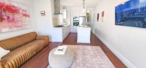 Smart-TV, Kamin, Bücher