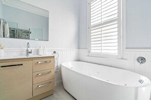 Douche, sèche-cheveux, serviettes fournies, savon