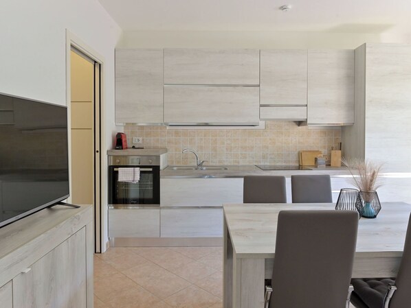 ثلاجة، ميكروويف، فرن، غسالة أطباق