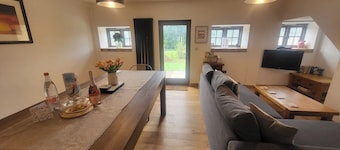 Cottage Sleeps 5 with Hot Tub and Parking