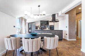 Dining - B luxury apt near beach w big terrace & sea view (KaStel Gomilica)