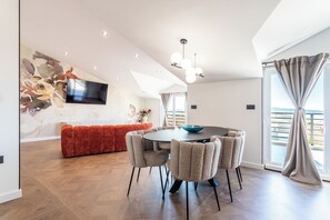 Dining - B luxury apt near beach w big terrace & sea view (KaStel Gomilica)