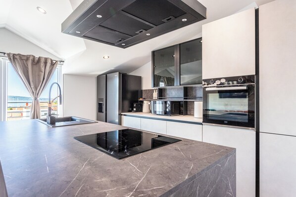 Fridge, microwave, oven, stovetop