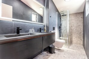 Shower, hair dryer, towels - B luxury apt near beach w big terrace & sea view (KaStel Gomilica)