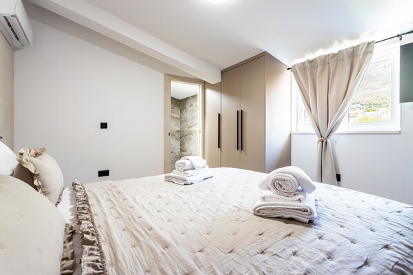 3 habitaciones, tabla de planchar con plancha, wifi y ropa de cama