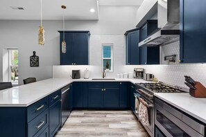 Microondas, horno, parrilla de estufa y lavavajillas 