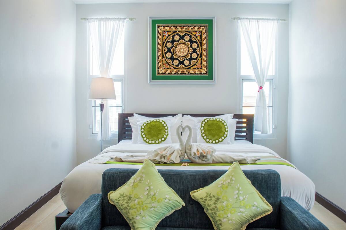 Deluxe | In-room safe, soundproofing, iron/ironing board, free WiFi