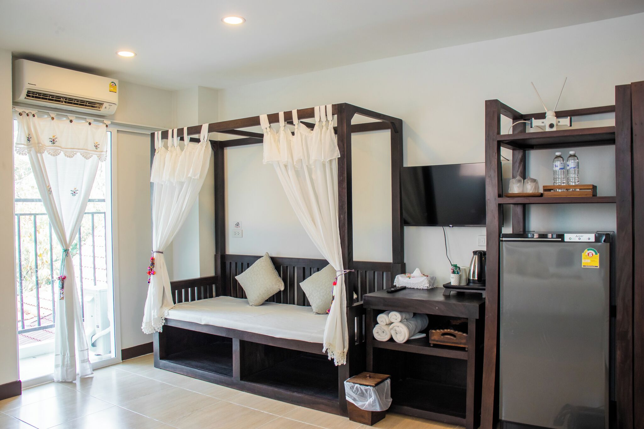 Superior King | Premium bedding, down comforters, Select Comfort beds, free minibar