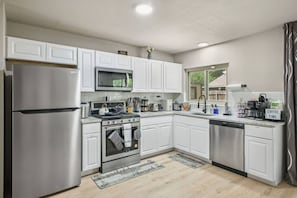 Fridge, microwave, oven, stovetop - Cozy 3BR Home | Family-Friendly | Near Attractions (San Antonio)