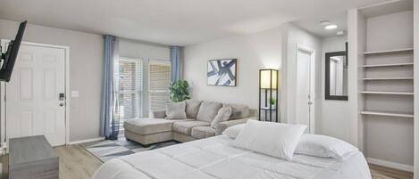 3 camere, una scrivania, ferro/asse da stiro, culla da viaggio