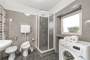 Dusche, Haartrockner, Handtücher