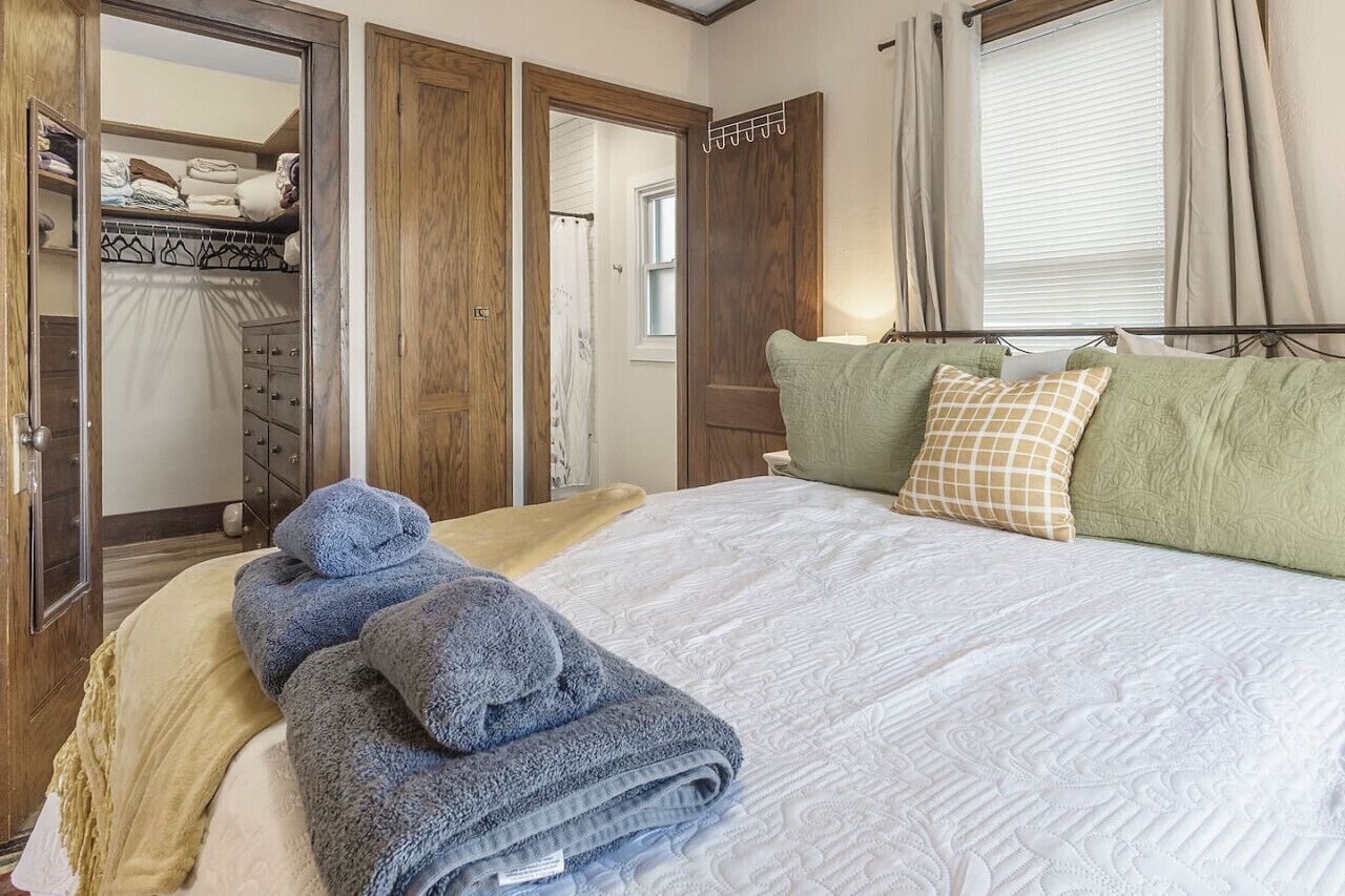 2 室のベッドルーム、アイロン / アイロン台、WiFi、ベッドシーツ