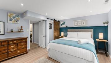 Escritorio, tabla de planchar con plancha, wifi gratis y ropa de cama