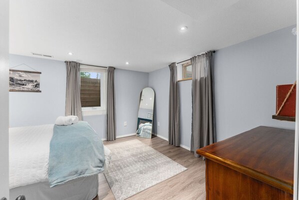 4 bedrooms, desk, iron/ironing board, free WiFi