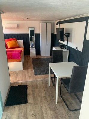 1 habitación, tabla de planchar con plancha, wifi gratis y ropa de cama 