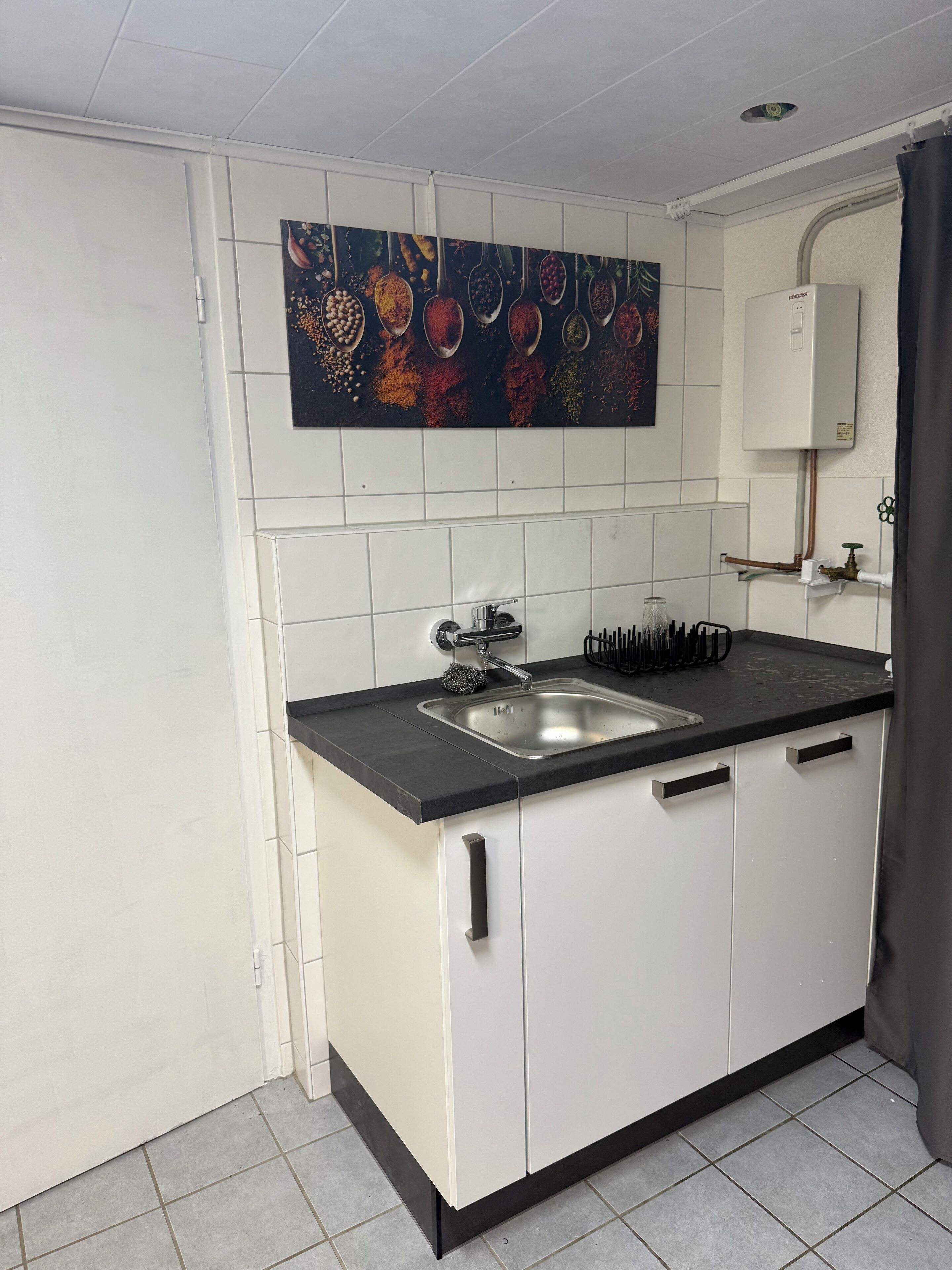 Frigorífico, microondas, horno y placa de cocina