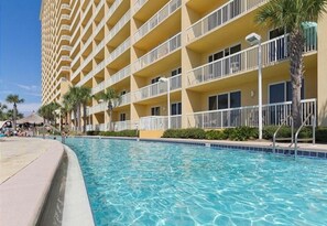 Utomhuspool och uppvärmd pool