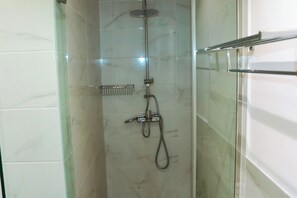 Badewanne, kostenlose Toilettenartikel, Handtücher, Seife